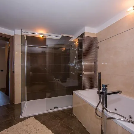 Sleeps 8 Pool Apartment *