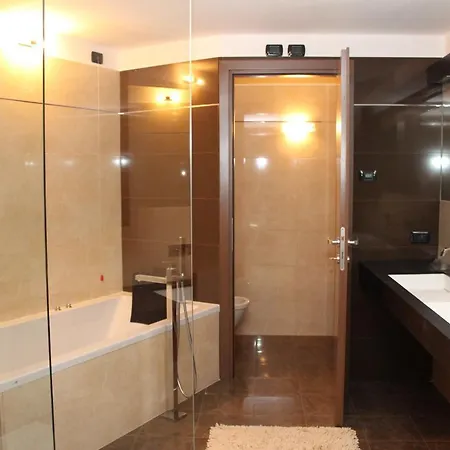 Sleeps 8 Pool מנאג'יו