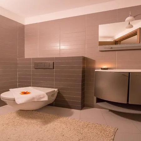 Sleeps 8 Pool * מנאג'יו