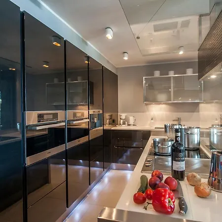 Sleeps 8 Pool דירה מנאג'יו