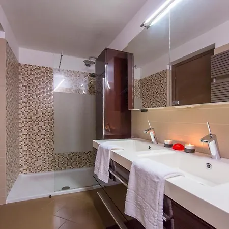 Sleeps 8 Pool * מנאג'יו