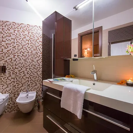 Sleeps 8 Pool מנאג'יו