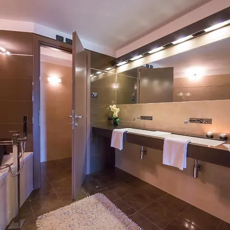 דירה Sleeps 8 Pool *