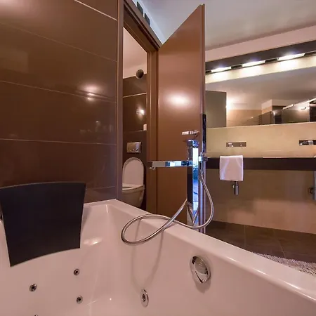 דירה Sleeps 8 Pool